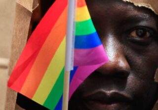 Scappa dall’omofobo Zimbabwe ma rifiutano la domanda di asilo politico “non sembra bisessuale”