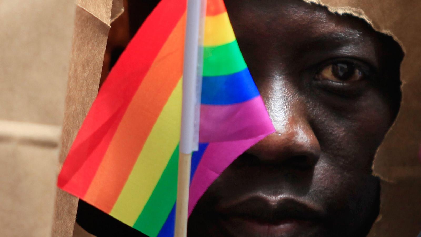 Scappa dall’omofobo Zimbabwe ma rifiutano la domanda di asilo politico “non sembra bisessuale”