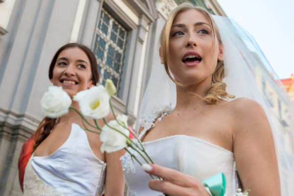 Germania, Parroco di Paderbon sposa e benedice le coppie gay: è la prima volta